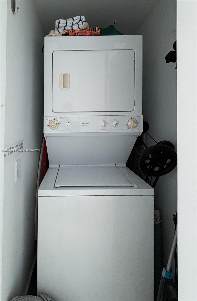 92 Southwest 3rd Street, Unit 4407 Miami, FL 33130 - Photo 6 of 21 a utility room with dryer and washer