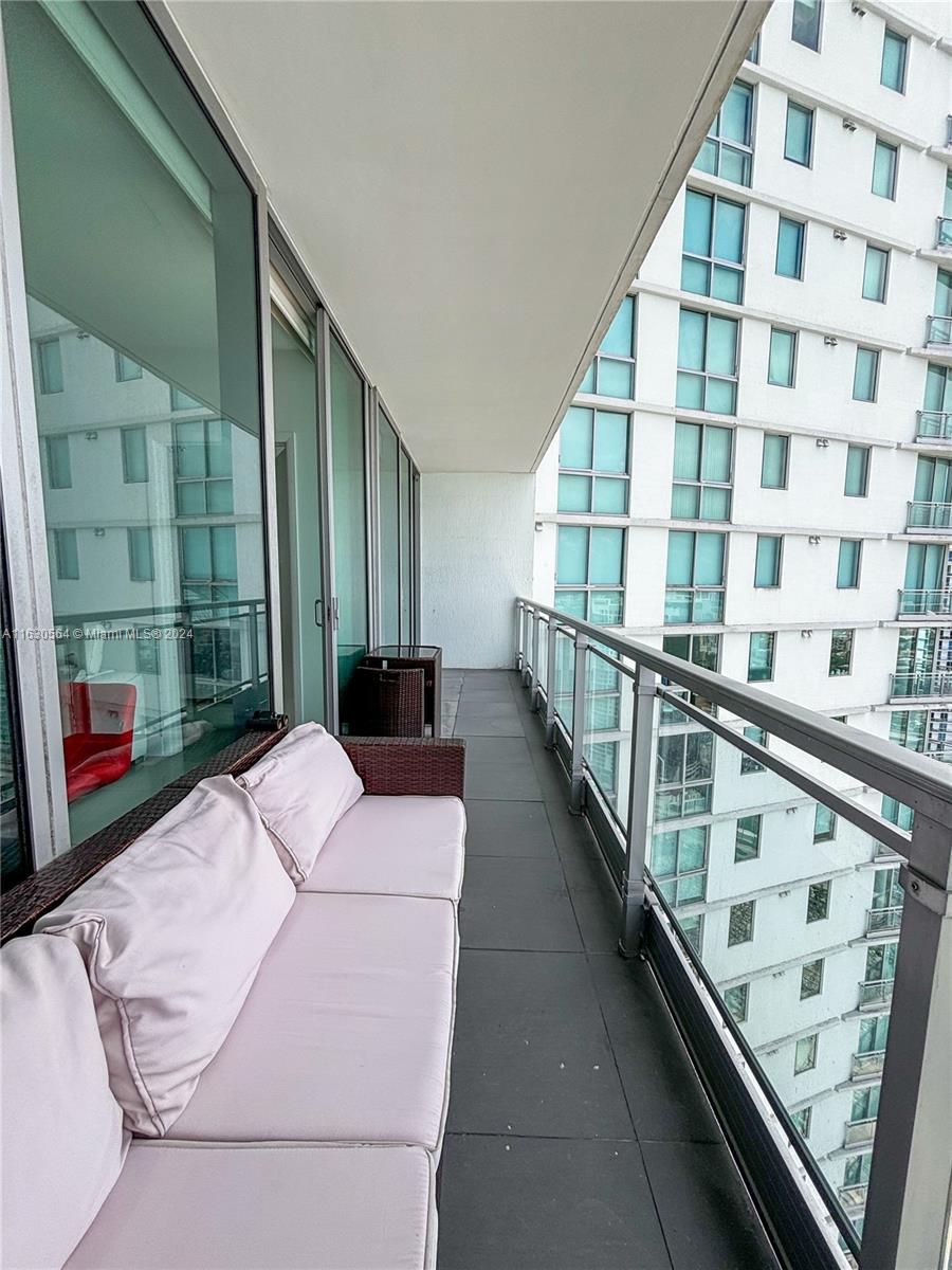 92 Southwest 3rd Street, Unit 4407 Miami, FL 33130 - Photo 9 of 21 a living room with furniture
