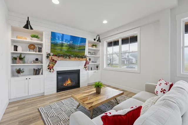 $2,925 | 11591 86th Avenue North, Maple Grove, MN 55369