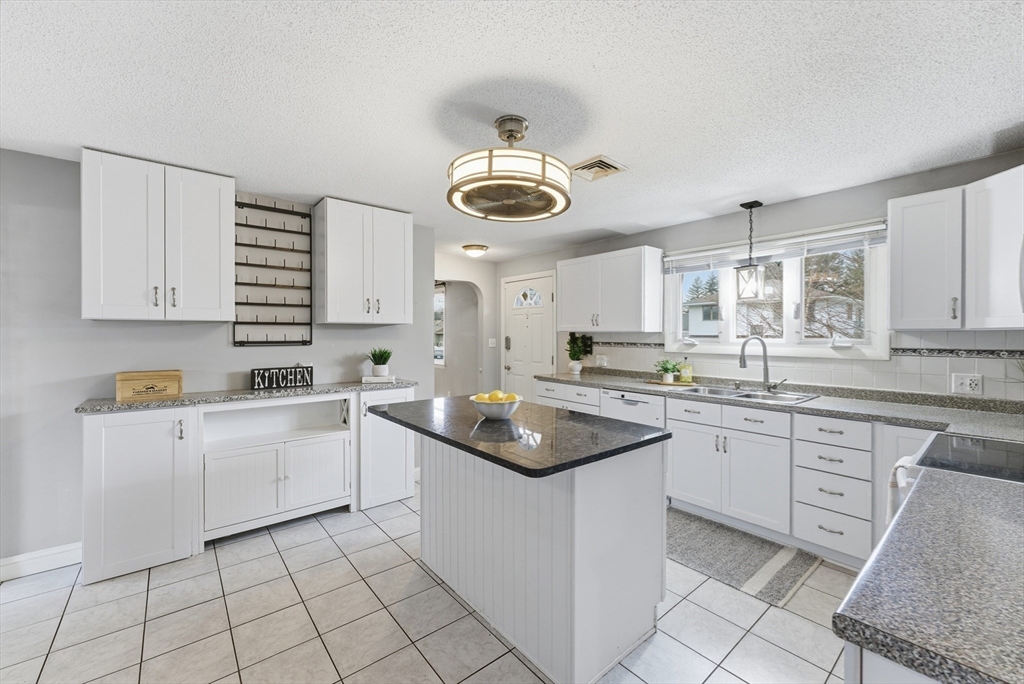 25 Dale Street Ludlow, MA 01056 - Photo 7 of 41