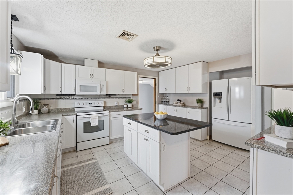 25 Dale Street Ludlow, MA 01056 - Photo 9 of 41