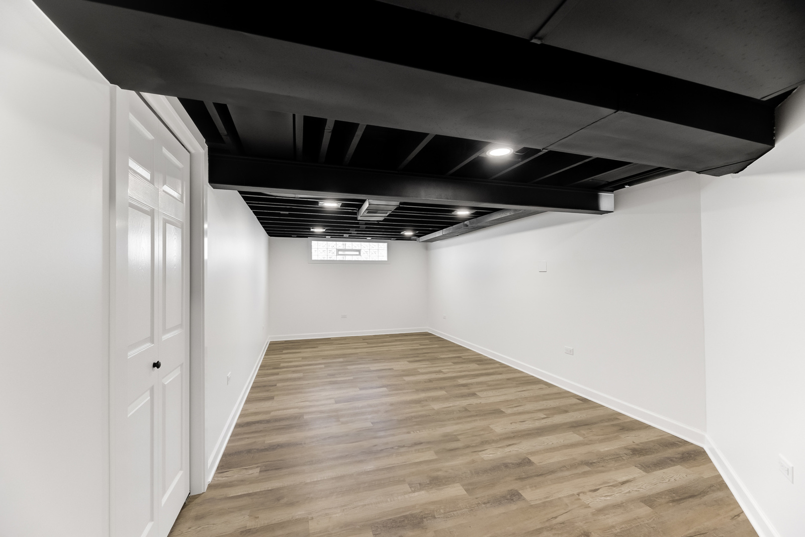 4701 Wolf Road Western Springs, IL 60558 - Photo 17 of 27 a view of a hallway