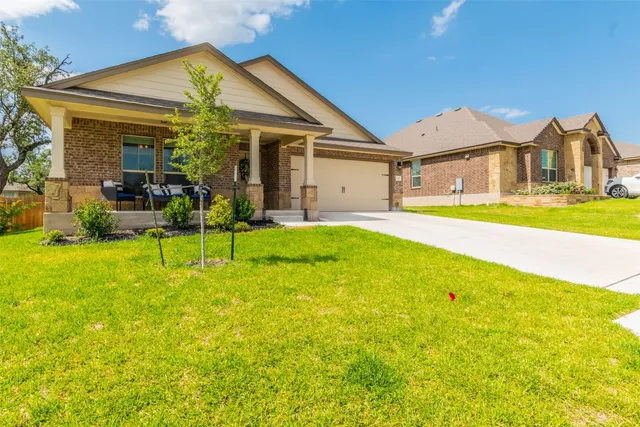 a view of an house with backyard and swimming pool