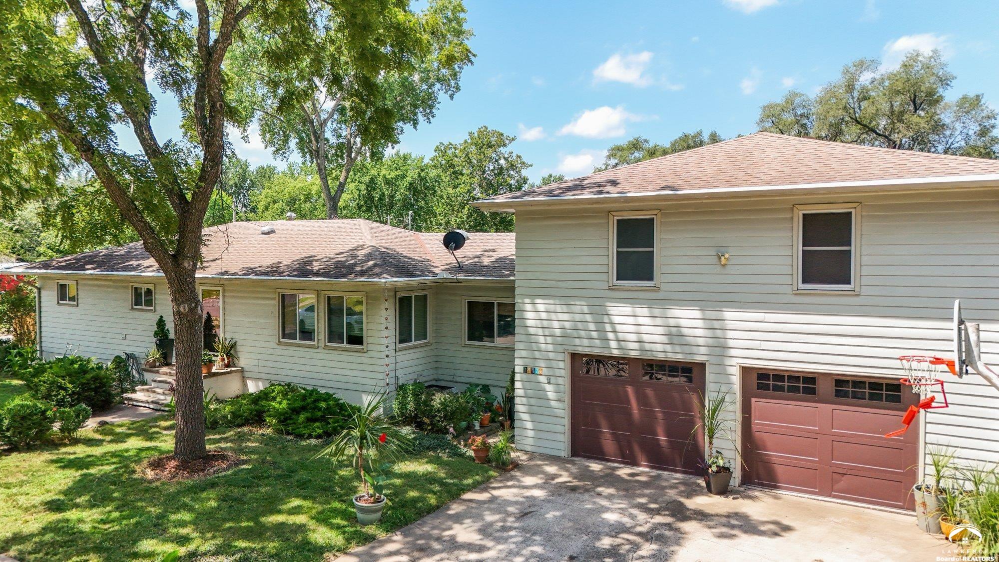 1447 Summit Street Lawrence, KS 66044 - Photo 1 of 73