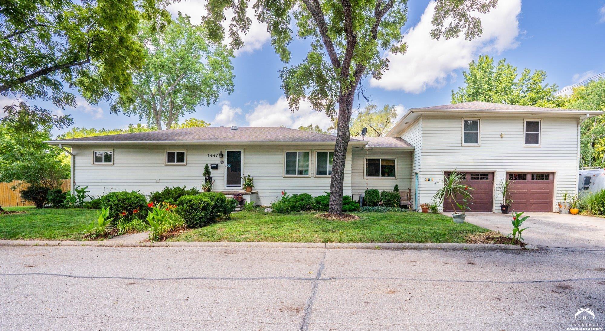 1447 Summit Street Lawrence, KS 66044 - Photo 3 of 73