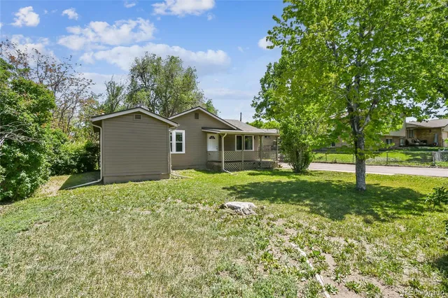 a view of a house with a backyard