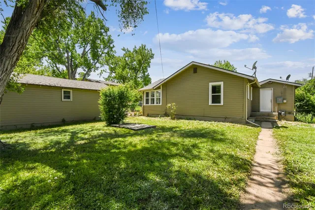 a view of a backyard with palm trees