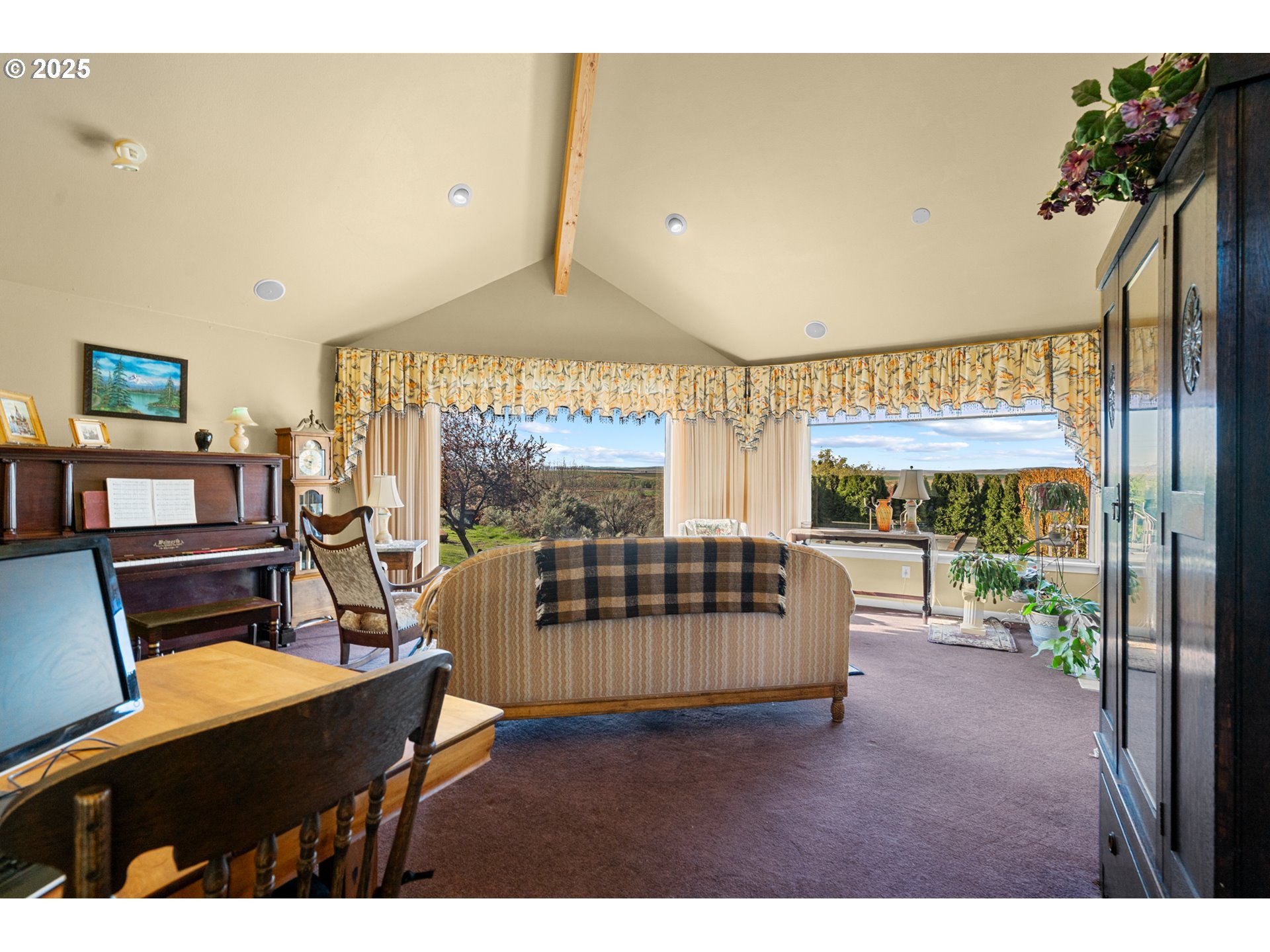 300 Golf Course Road Echo, OR 97826 - Photo 7 of 47 Living Room