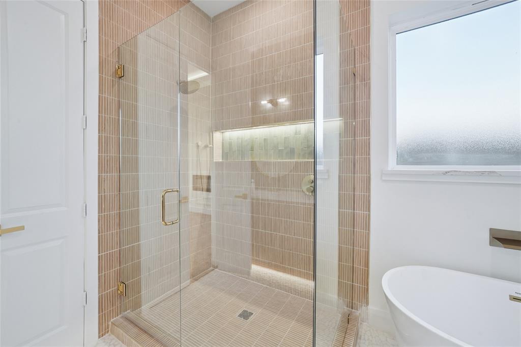1147 Riverwood Road Dallas, TX 75217 - Photo 17 of 26 a bathroom with a shower and bathtub