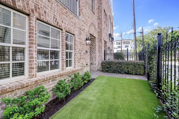 a view of a back yard