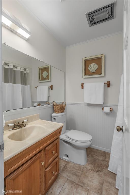 701 Palmetto Road Benton, LA 71006 - Photo 12 of 28 a bathroom with a sink toilet and mirror