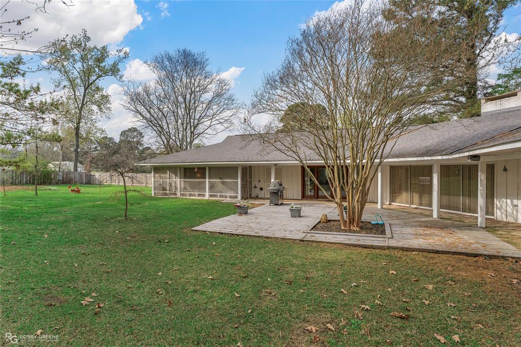 701 Palmetto Road Benton, LA 71006 - Photo 25 of 28 a front view of a house with a yard