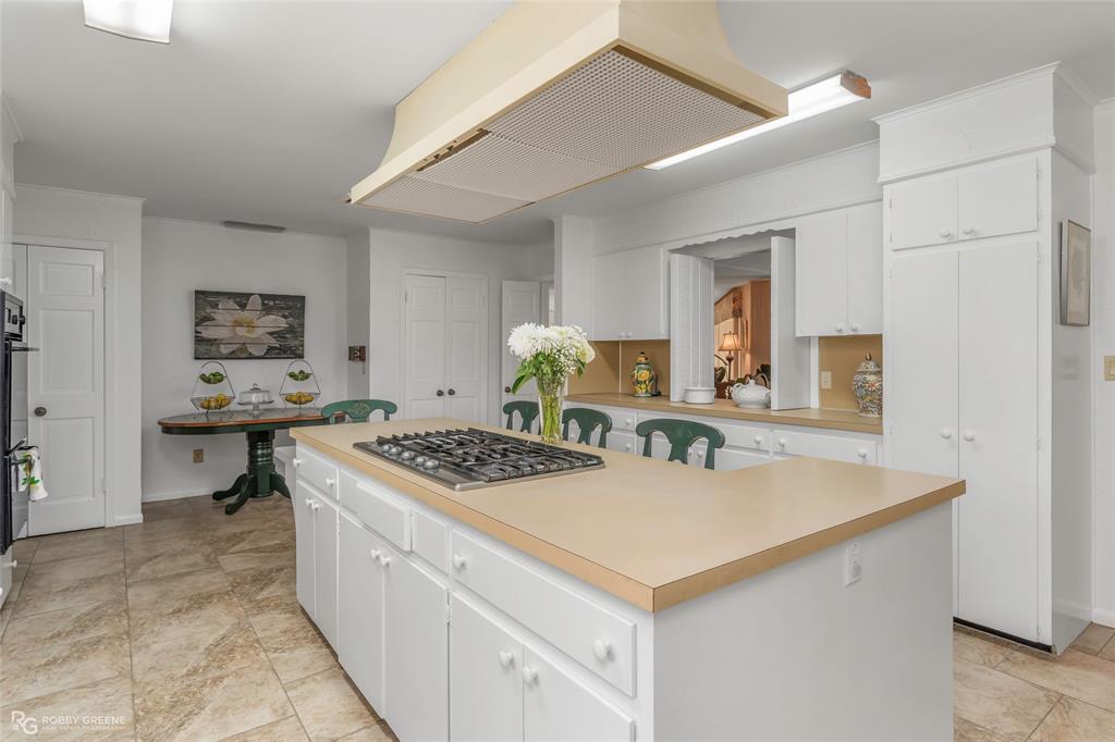 701 Palmetto Road Benton, LA 71006 - Photo 8 of 28 a kitchen with a stove a sink and a refrigerator