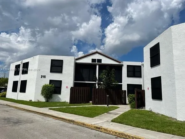 $2,000 | 215 Lake Pointe Drive, Unit 109, Oakland Park, FL 33309