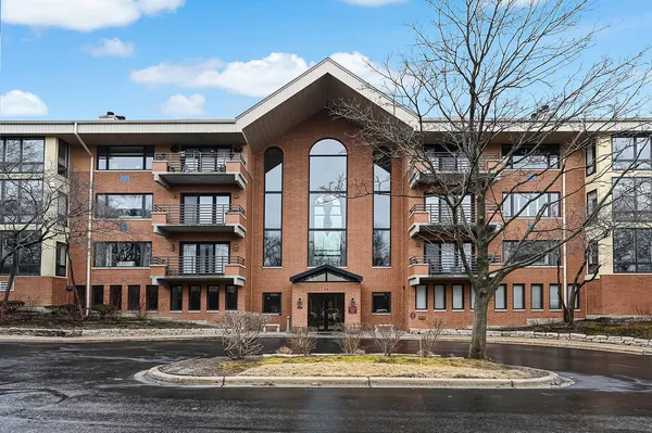 $585,000 | 3525 Cass Court, Unit 515, Oak Brook, IL 60523