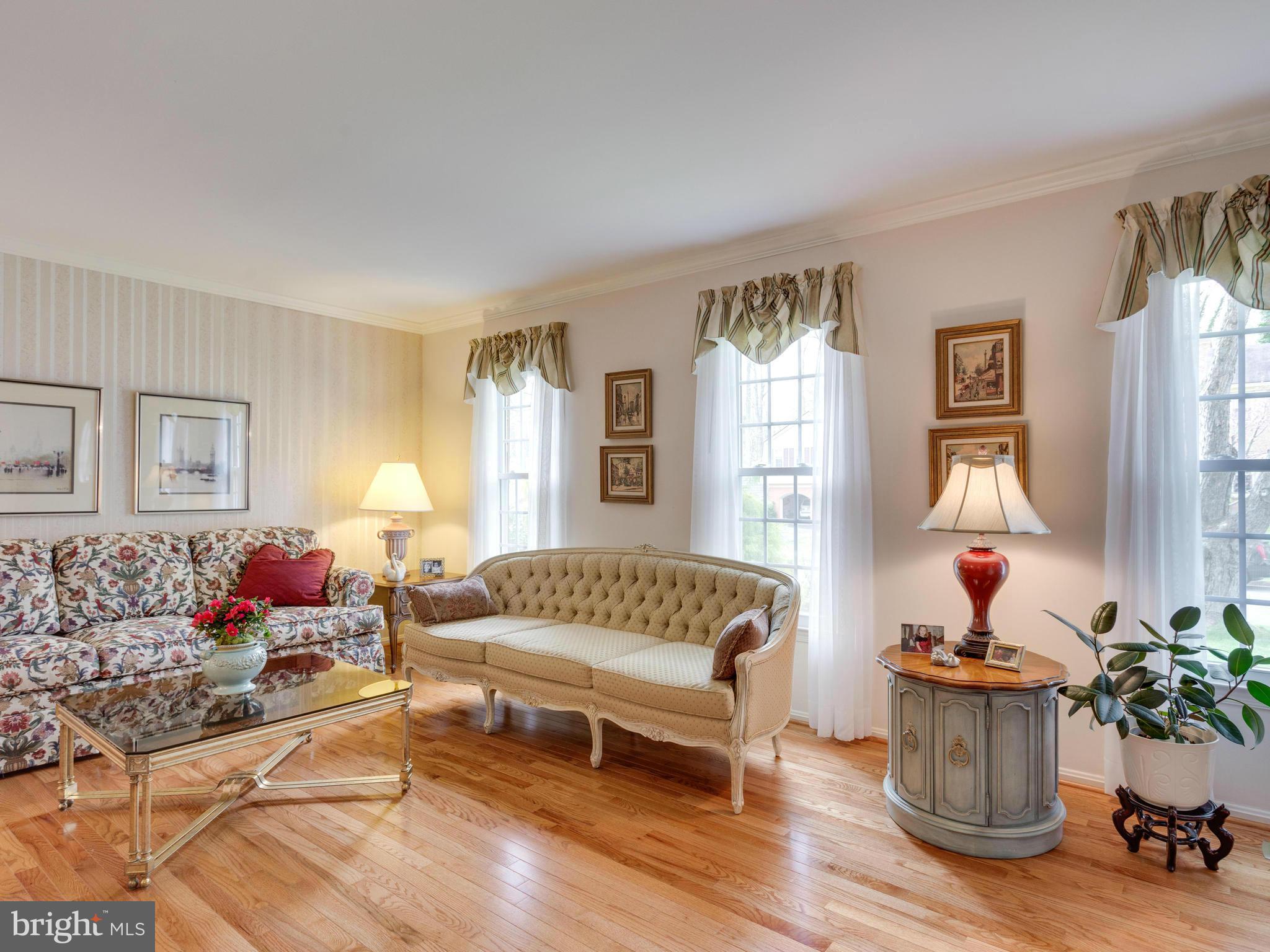 9915 Natick Road Burke, VA 22015 - Photo 5 of 30 Living Room