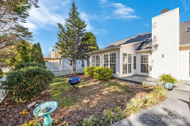 a view of a house with backyard