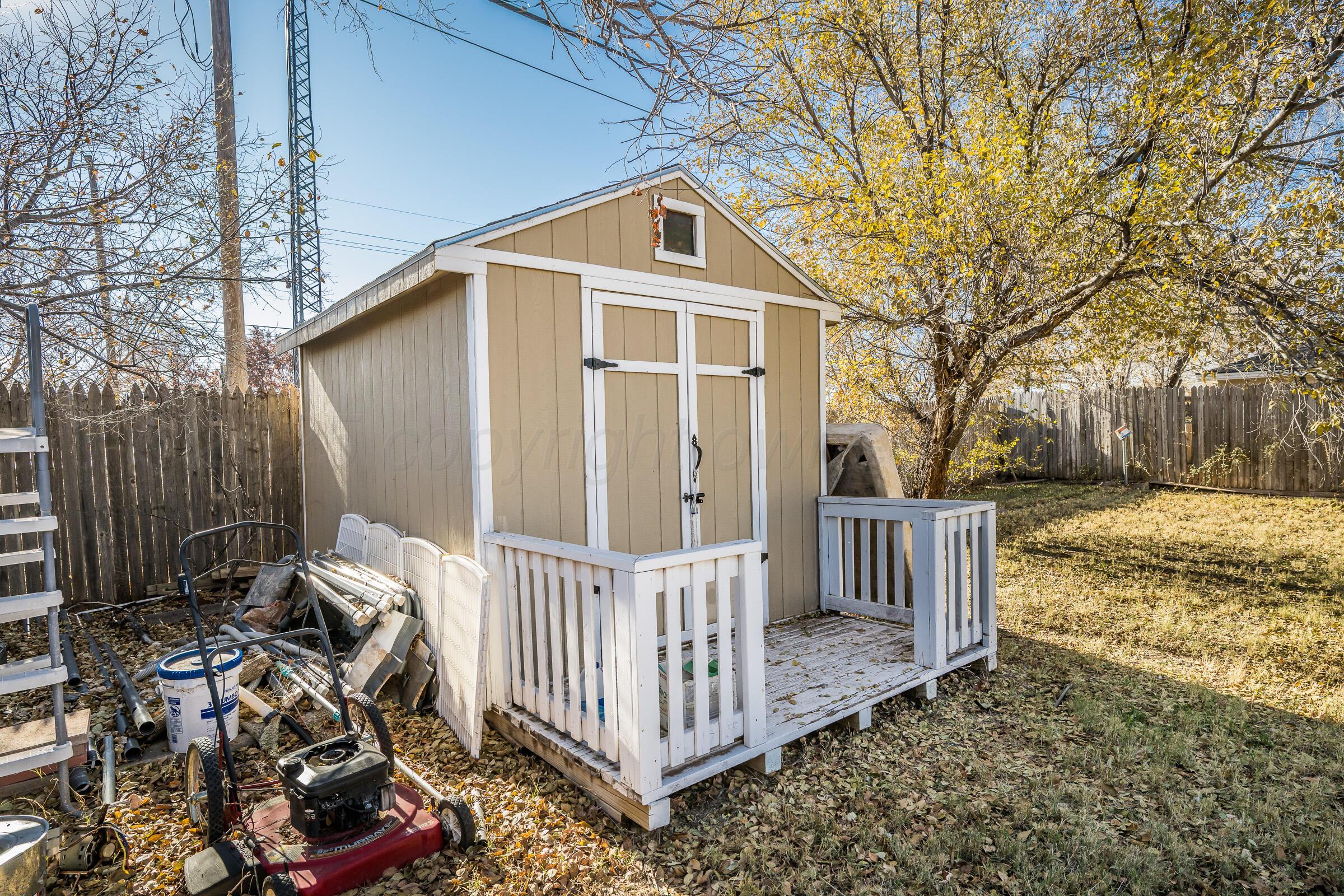 4929 Southwest 16th Avenue Amarillo, TX 79106 - Photo 5 of 19 a front view of a house with garden