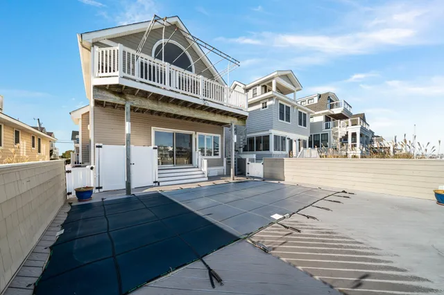 a view of entryway with livingroom