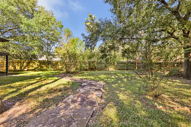 a view of yard with green space