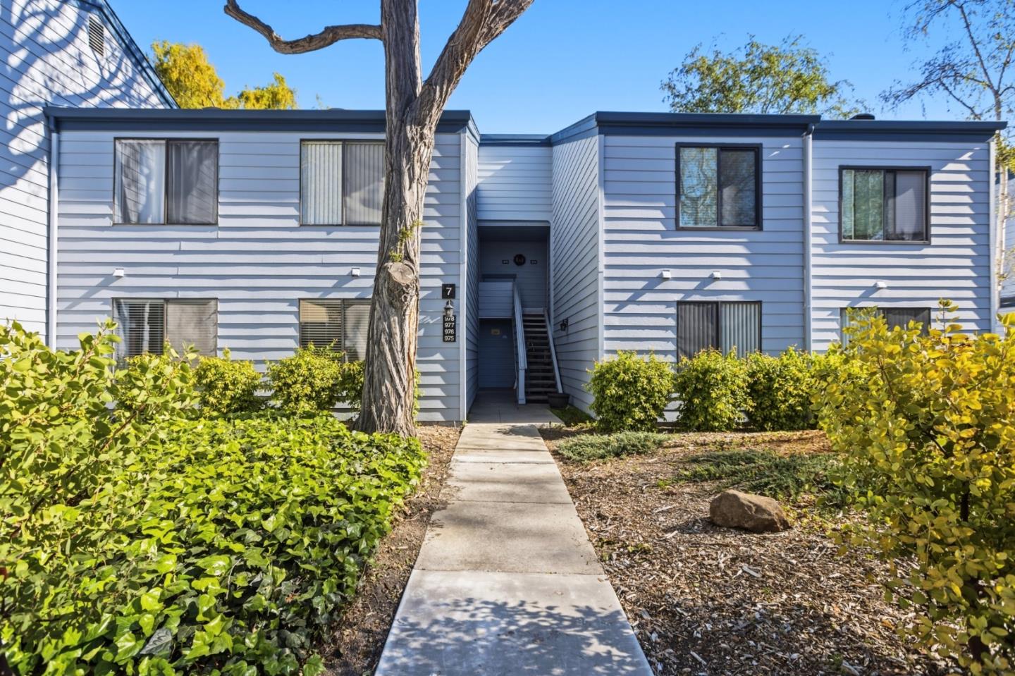 905 West Middlefield Road, Unit 975 Mountain View, CA 94043 - Photo 1 of 43