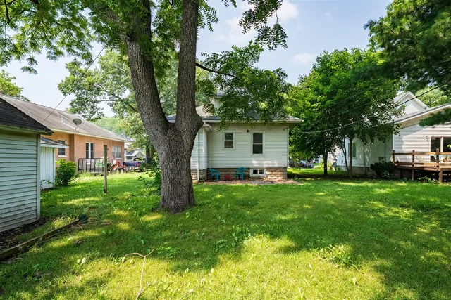 a view of a house with a backyard