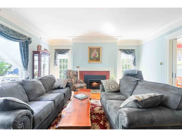 $1,050,000 | 955 South 5th Street, Coos Bay, OR 97420