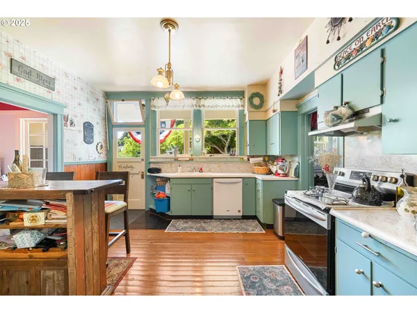 $1,050,000 | 955 South 5th Street, Coos Bay, OR 97420