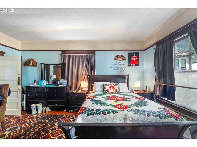 $1,050,000 | 955 South 5th Street, Coos Bay, OR 97420