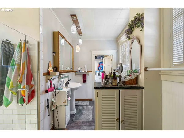 $1,050,000 | 955 South 5th Street, Coos Bay, OR 97420