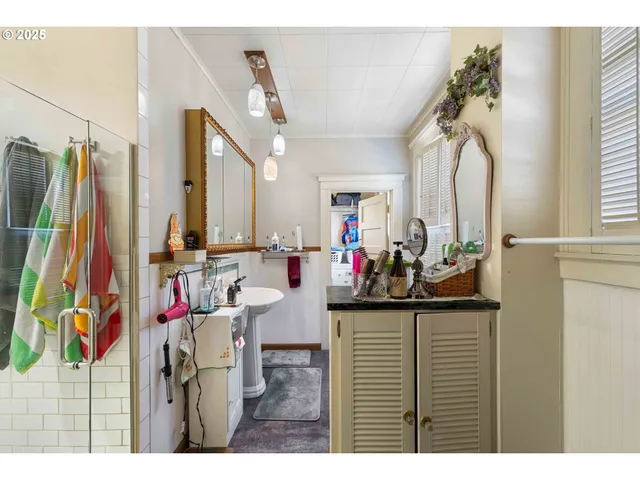 $1,050,000 | 955 South 5th Street, Coos Bay, OR 97420