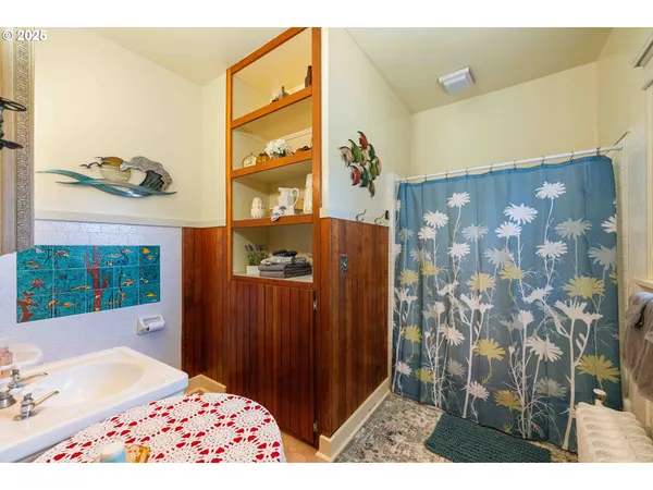 $1,050,000 | 955 South 5th Street, Coos Bay, OR 97420