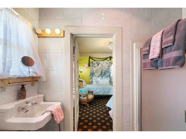 $1,050,000 | 955 South 5th Street, Coos Bay, OR 97420