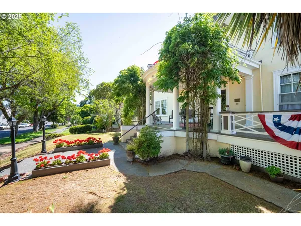 $1,050,000 | 955 South 5th Street, Coos Bay, OR 97420