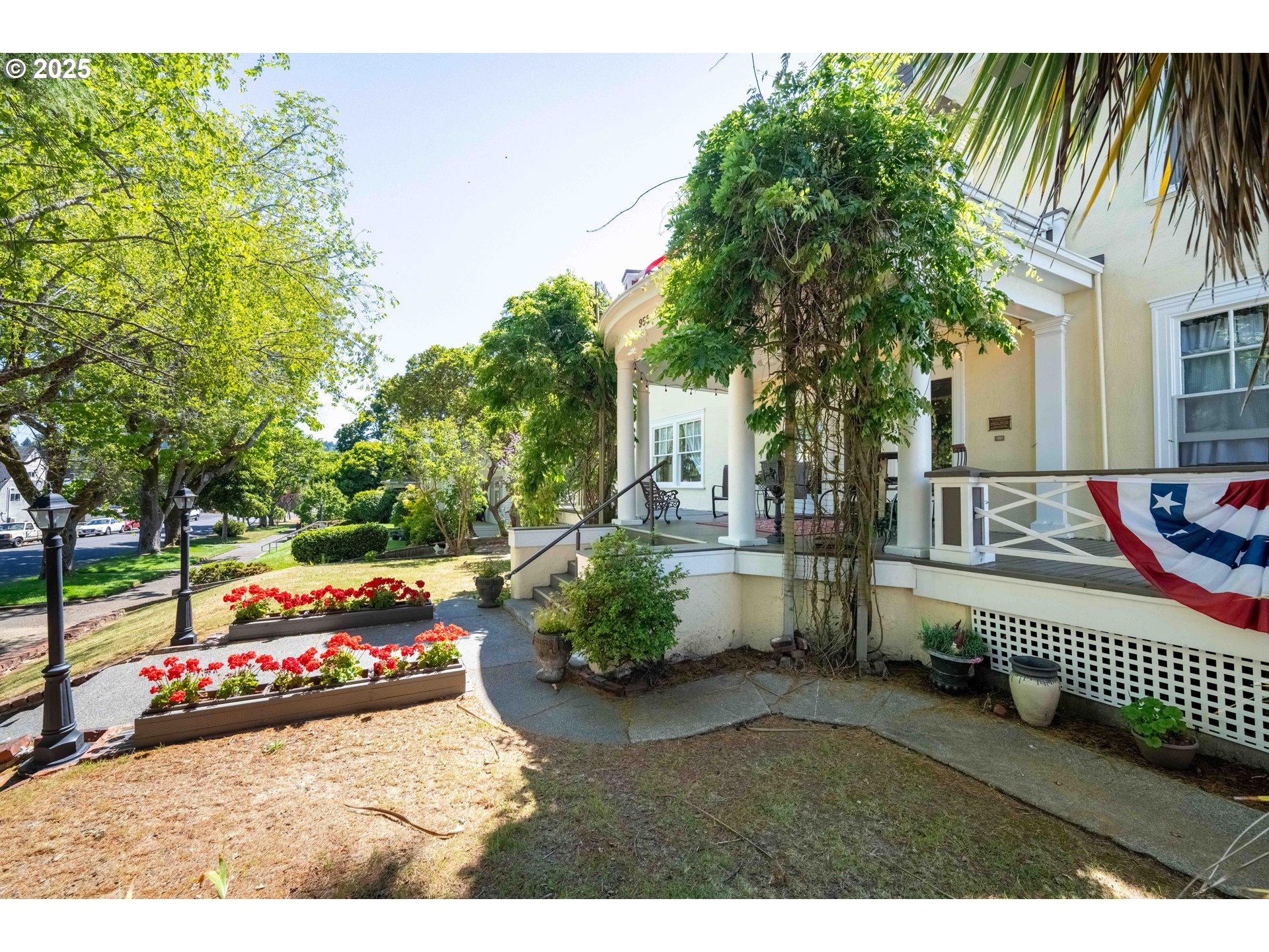 955 South 5th Street Coos Bay, OR 97420 - Photo 3 of 48