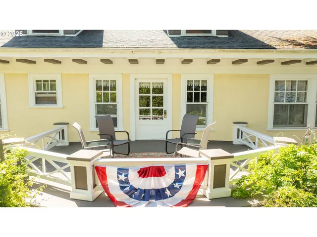 $1,050,000 | 955 South 5th Street, Coos Bay, OR 97420