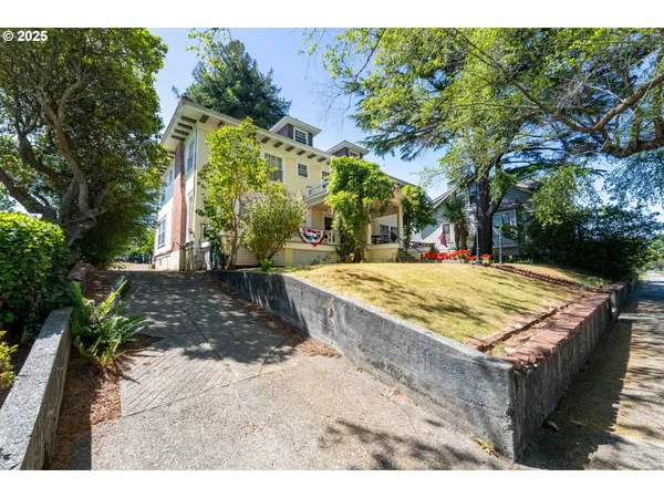 $1,050,000 | 955 South 5th Street, Coos Bay, OR 97420