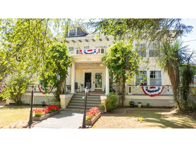$1,050,000 | 955 South 5th Street, Coos Bay, OR 97420
