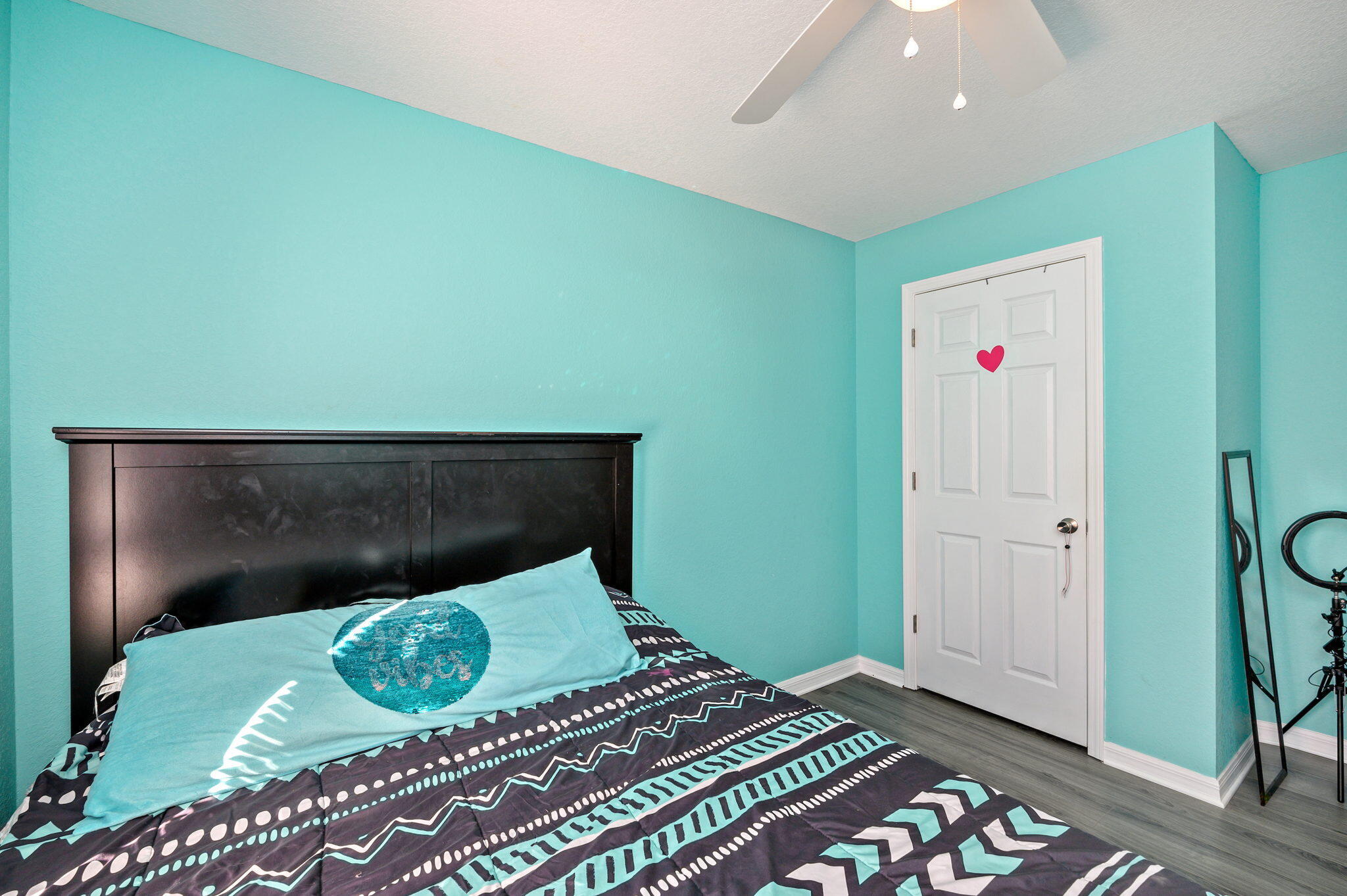 149 Delaware Road DeFuniak Springs, FL 32433 - Photo 22 of 36 a room with a rug