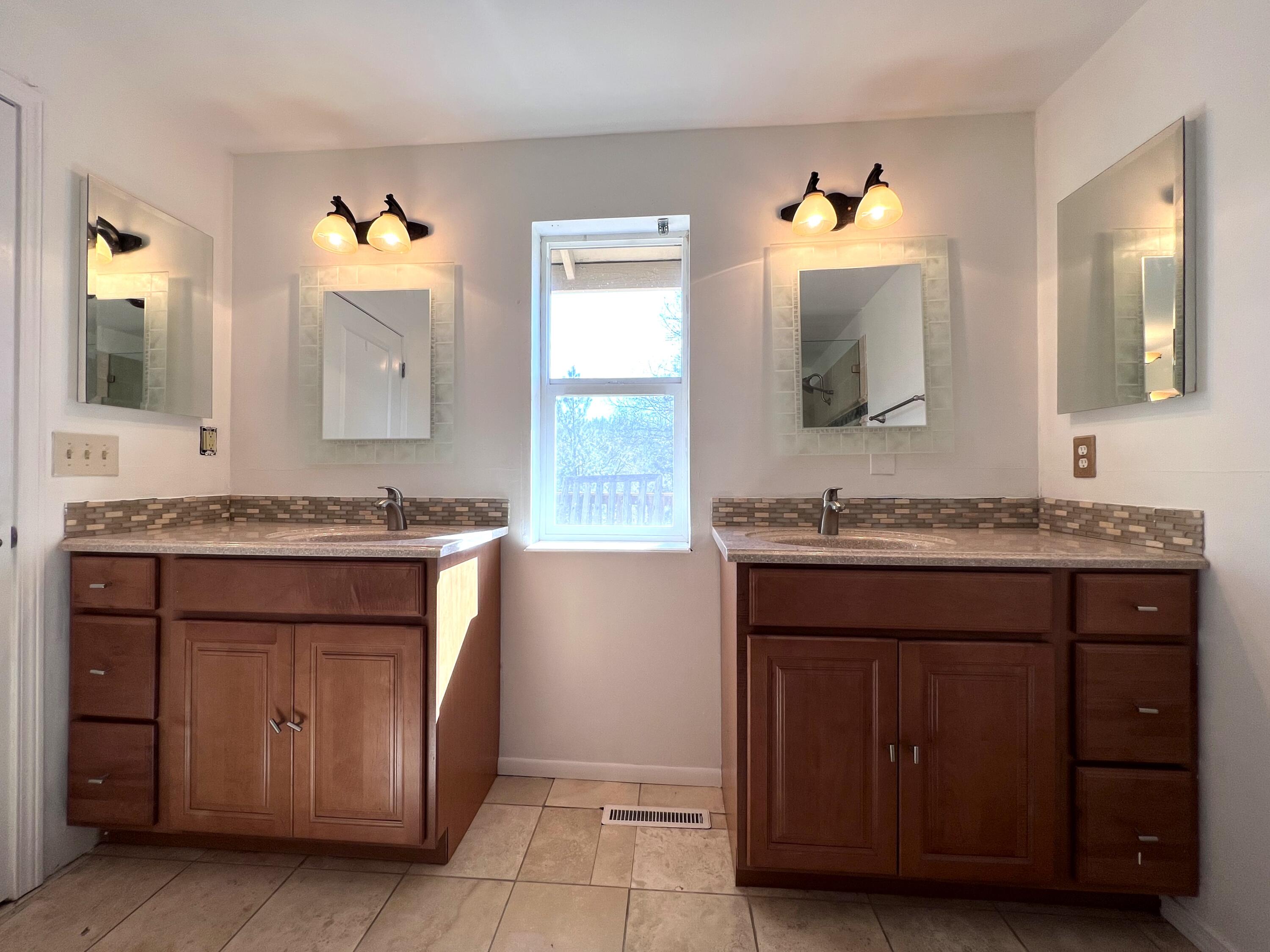 5525 Tunnel Loop Road Grants Pass, OR 97526 - Photo 19 of 65 17. Primary Bathroom