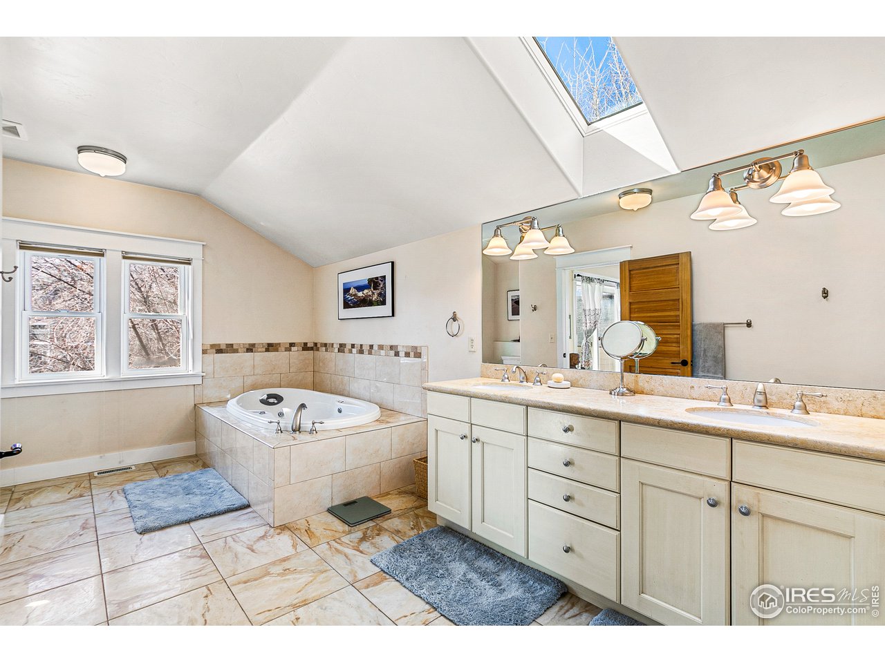 2853 14th Street Boulder, CO 80304 - Photo 29 of 40 a spacious bathroom with a sink mirror and bathtub