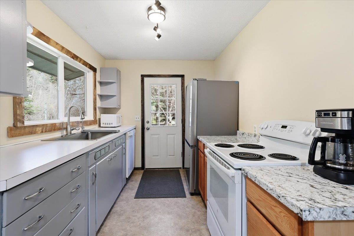 2541 Nicholson Road Elk, WA 99009 - Photo 4 of 36