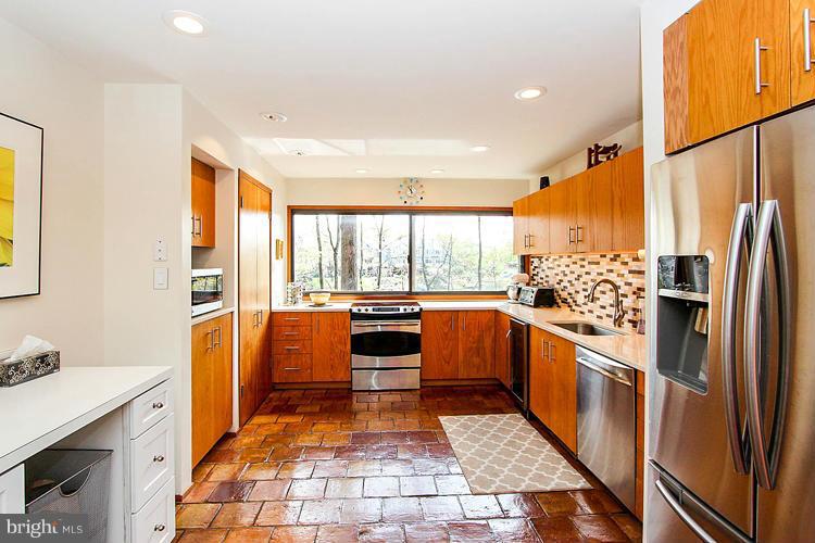 2020 Upper Lake Drive Reston, VA 20191 - Photo 8 of 30 Kitchen