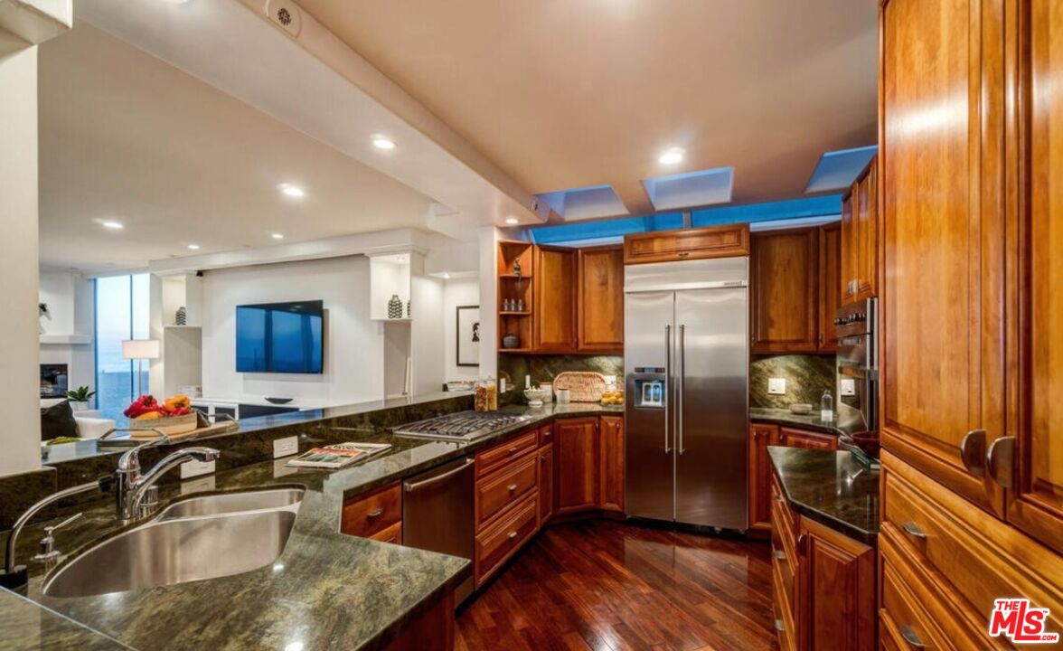 3711 Ocean Front Walk, Unit 2 Marina del Rey, CA 90292 - Photo 12 of 34 Gallery Image 12