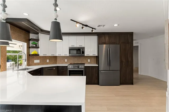 $2,995,000 | 2570 Crayton Road, Naples, FL 34103