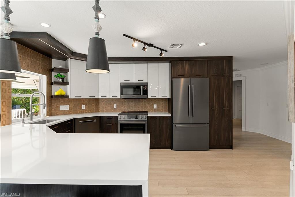 2570 Crayton Road Naples, FL 34103 - Photo 13 of 39