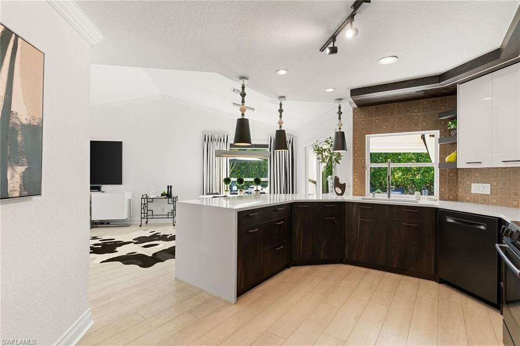 2570 Crayton Road Naples, FL 34103 - Photo 14 of 39