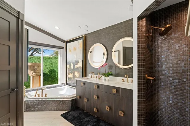 $2,995,000 | 2570 Crayton Road, Naples, FL 34103