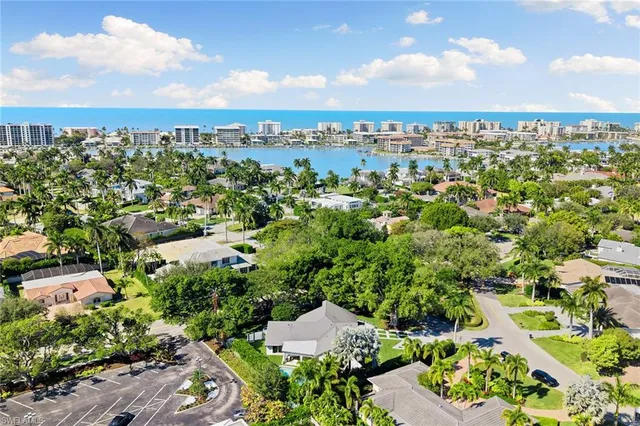 $2,995,000 | 2570 Crayton Road, Naples, FL 34103