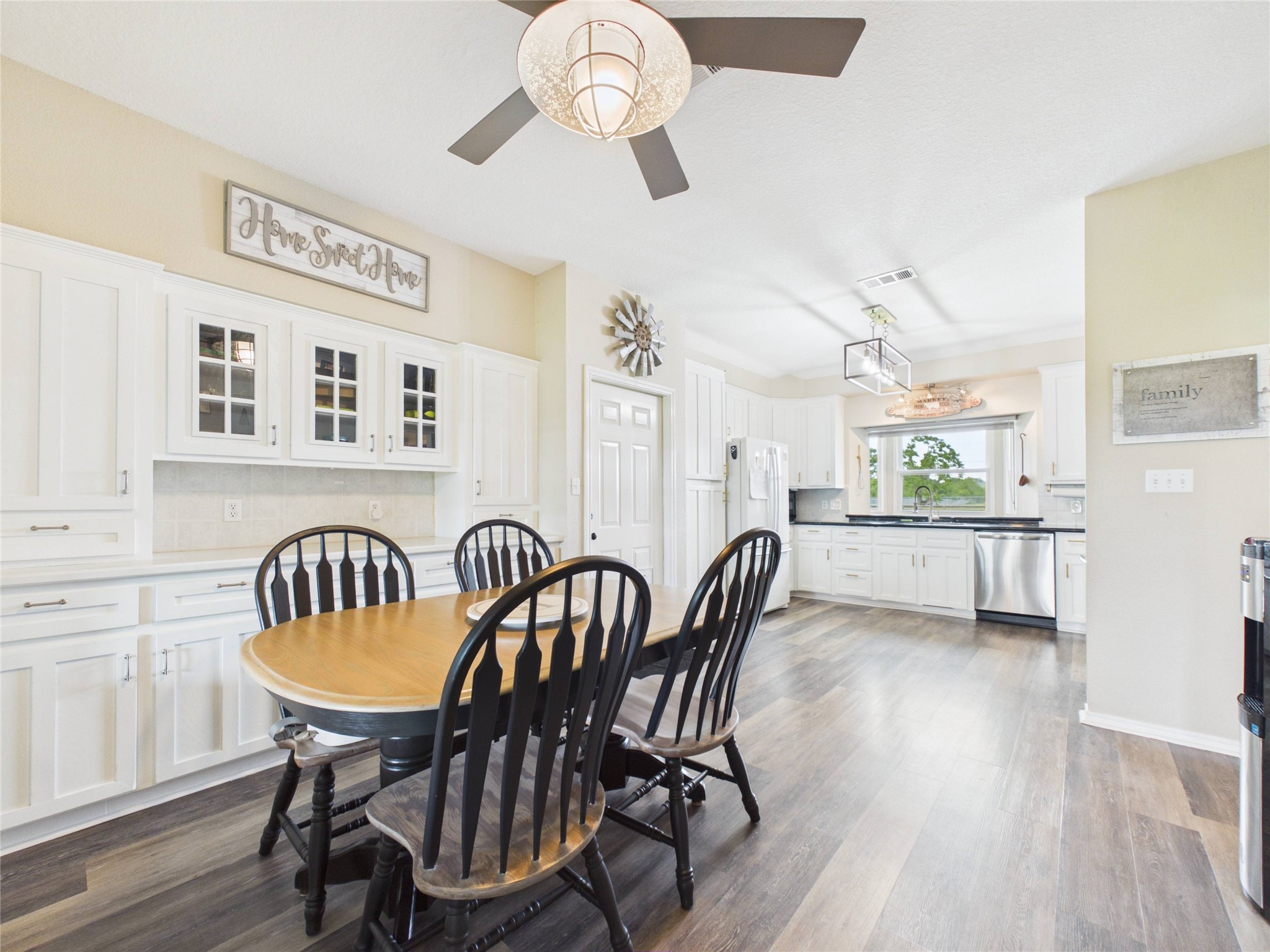 4610 Mustang Road Alvin, TX 77511 - Photo 21 of 50 View of dining area with custom built-ins and wonderful storage!